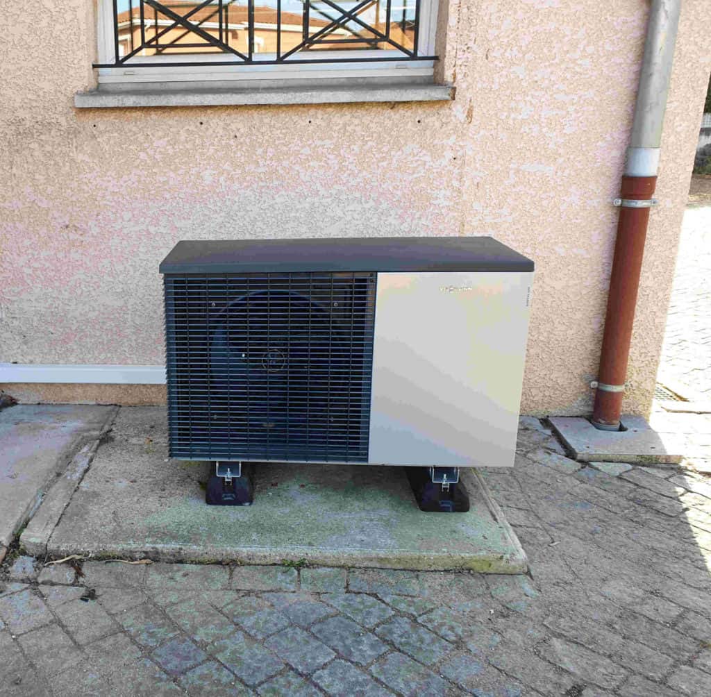 Pompe à chaleur installée par Planète Energies sur la ville de Craponne