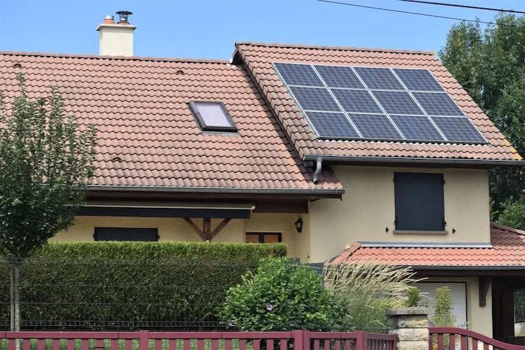 panneaux solaires photovoltaïque posés en toiture
