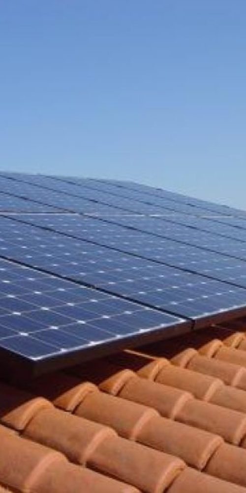 pose de panneaux solaires photovoltaïques sur un toit